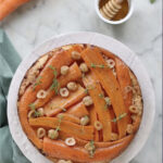 Torta salata con formaggio e carote glassate al miele
