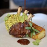 Agnello, pistacchi, fondo al cioccolato e patate sfogliate