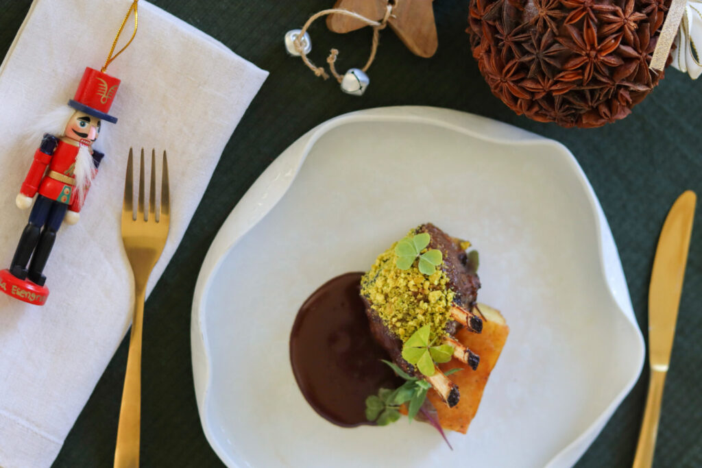 Agnello, pistacchi, fondo al cioccolato e patate sfogliate