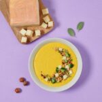 Vellutata di cavolfiore, curcuma e cubetti di Taleggio