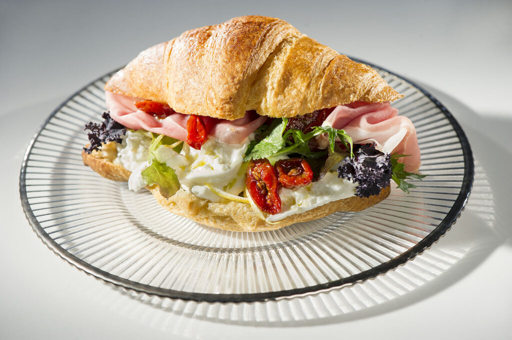 croissant salato con prosciutto crudo