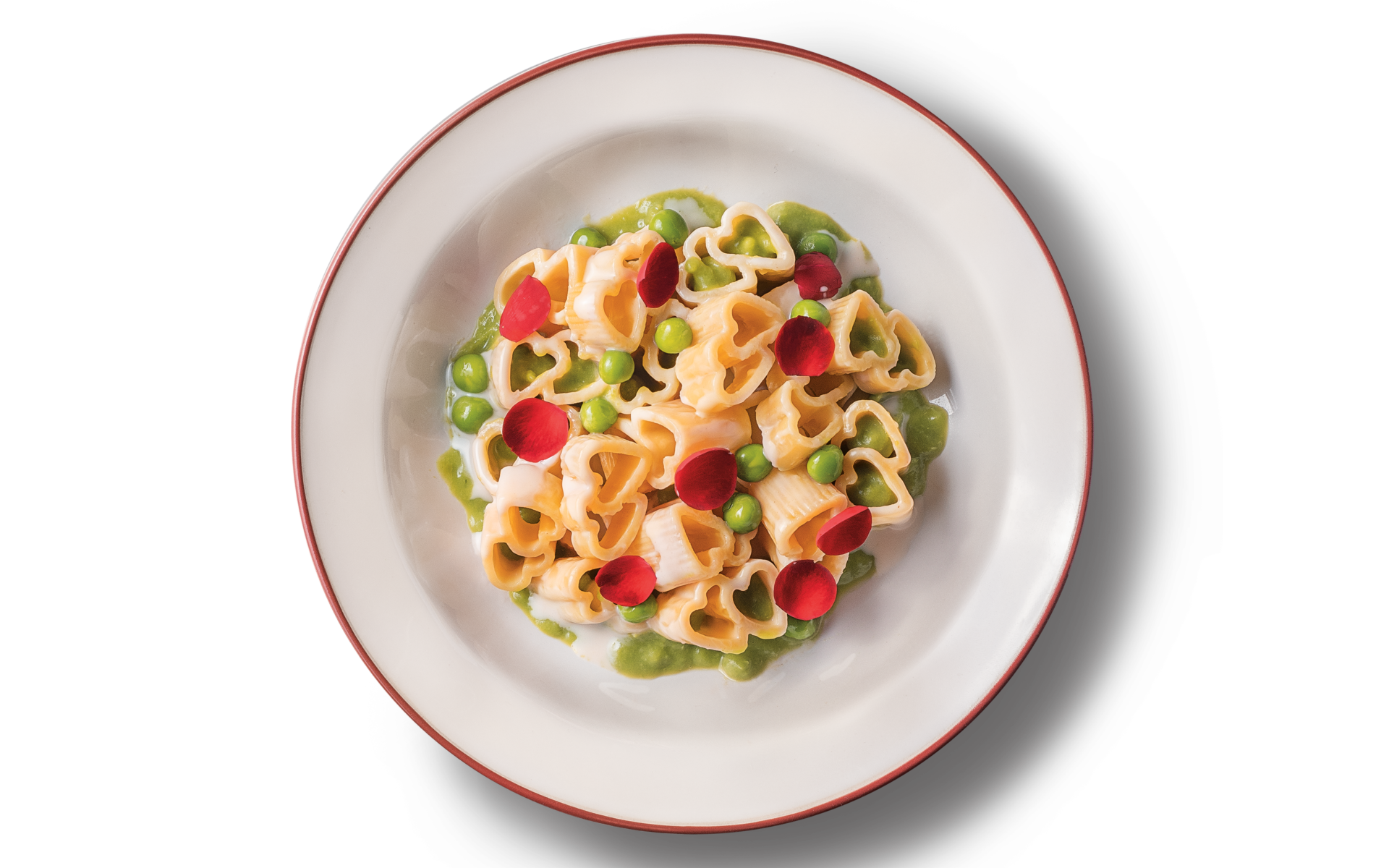 pasta su crema di Parmigiano e limone con salsa di piselli e fiori rossi finali