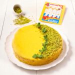 Torta soffice con copertura di cioccolato bianco allo zafferano e pistacchi