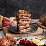 Club sandwich con speck, formaggio Stelvio, mele e marmellata di ribes