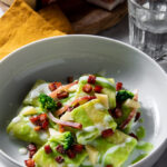 Pasta con crema di broccoli, fonduta di Stelvio e cubetti di speck