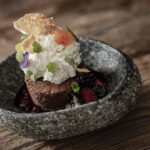 Brownies con neve di ricotta e composta di bacche rosse
