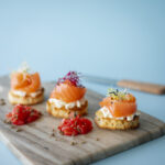Crostini con salmone norvegese affumicato, stracciatella e concassè di San Marzano