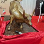 A New York, il Toro di Wall Street in cioccolato