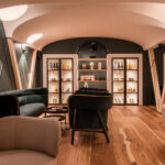 Gin Hotel: camera con distelleria in vista