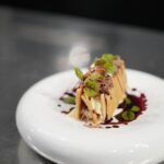 Millefoglie di Stinco di prosciutto arrosto alle erbette con maionese e riduzione di vino e birra