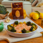 Cocotte di salmone, patate e broccoli al limone