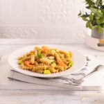 Trivelline al farro, avocado, salmone e scaglie di mandorle