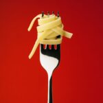 Pasta e pigiama: il sonno inizia a tavola