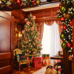 Babbo Natale e gli elfi si preparano al Natale al Principe di Savoia di Milano